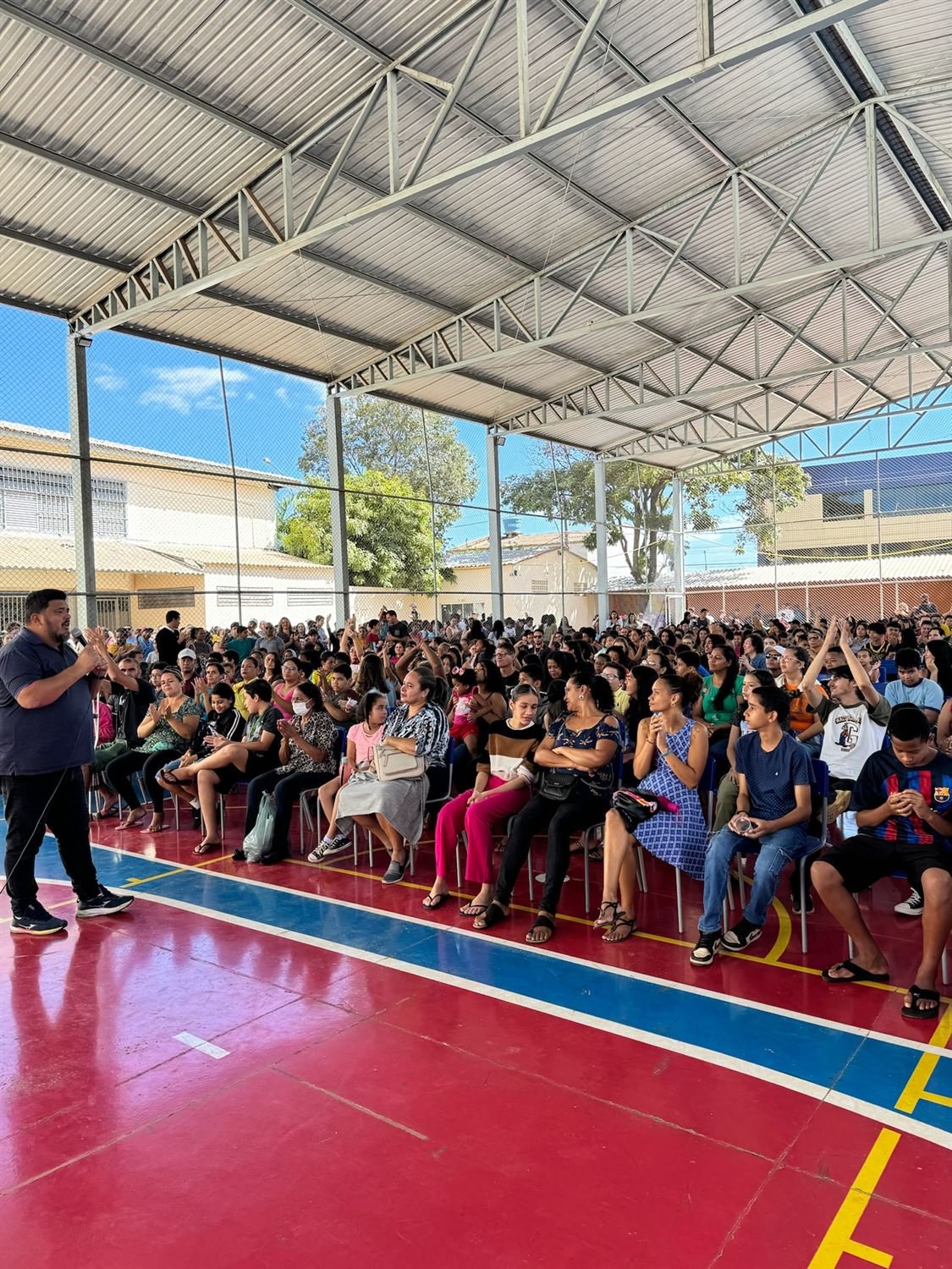 Palestra do Instituto Papo Reto para uma quadra escolar lotada